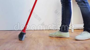 家里有扫帚打扫地板的女人