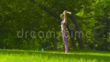 在公园做瑜伽运动的年轻女子
