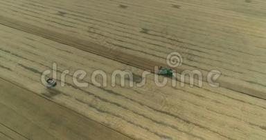 在大型麦田上工作的联合收割机和拖拉机、麦田上的收割机和绿色收割机上的鸟瞰图