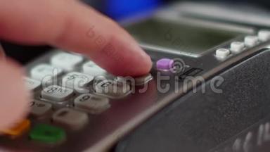 客户用NFC技术在终端上通过<strong>手机支付</strong>。