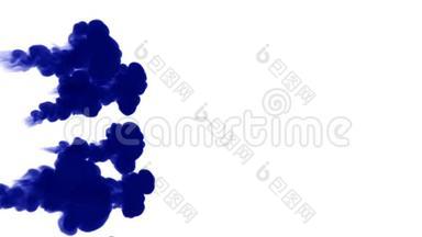 <strong>蓝色</strong>墨水注入的3D渲染溶解并在白色背景上的水中扩散，LumaMatte作为α<strong>通道</strong>。