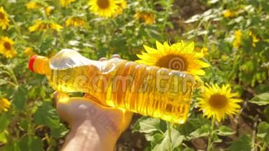 农夫手里拿着一瓶塑料葵花籽油，阳光洒在他的手里。 生活方式慢动作视频。 农业