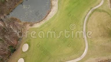 立陶宛湖岸秋季高尔夫球场空中无人机顶景4KU HD视频