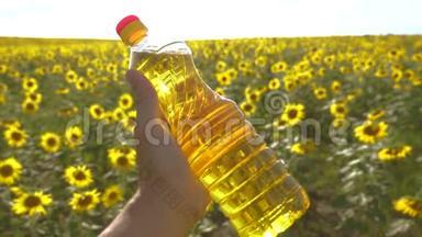 农夫<strong>手里</strong>拿着一瓶塑料葵花籽油，阳光洒在他的<strong>手里</strong>。 慢动作视频。 农业概念