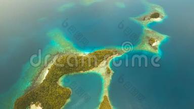 鸟瞰热带泻湖，大海，沙滩.. 布卡斯格兰德岛，索霍顿湾。 菲律宾。