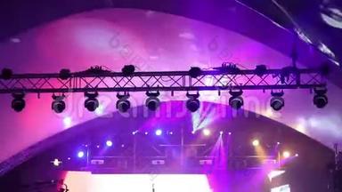 音乐会的舞台灯光有雾，控制台上的舞台灯光，音乐会舞台灯光，娱乐音乐会