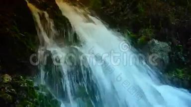 山峦中的风景瀑布，秋天森林中的纯净淡水瀑布；UL TRAHD4K，实时，变焦
