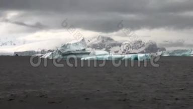 <strong>南极</strong>洲海洋中的冰川、<strong>冰山</strong>和雪海岸线。