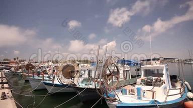 码头附近的渔船、停泊渔船、游乐船和港口渔船