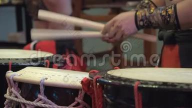 在日本节日期间，音乐家们在现场演奏太子鼓。