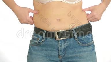 女人胖肚子。 超重和减肥的概念.. 女孩拉肚子