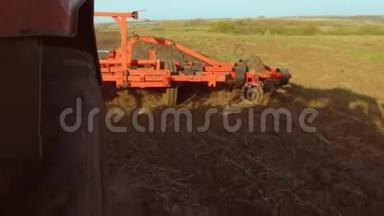 <strong>农民</strong>在拖拉机上<strong>耕作</strong>俄罗斯稳定农业、土壤、土地整备土地，播种机作为播种机