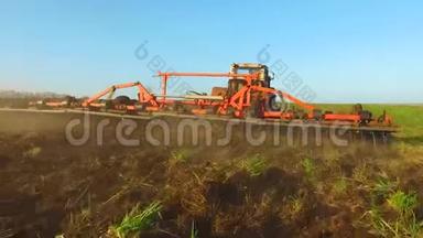 拖拉机<strong>耕田农民</strong>以播种机为耕作基地，俄罗斯稳定农业、土地整备土地