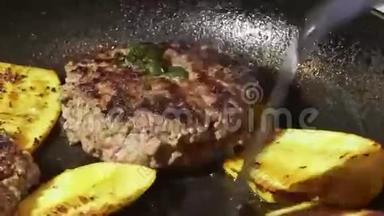 在灶台上的热煎锅里烹制汉堡肉碎牛肉