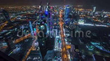 科威特城市中心摩天大楼夜间时间的天际线在黄昏时被照亮。 中东科威特市