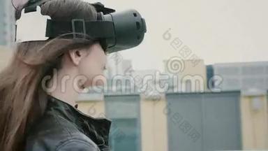 布吕内特的<strong>女孩子</strong>挥舞着头发，在屋顶上使用虚拟现实眼镜。 4k