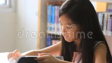 <strong>小</strong>亚洲女孩在看书