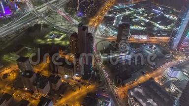 科威特城市中心摩天大楼夜间时间的天际线在黄昏时被照亮。 中东科威特市