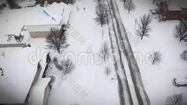 沿着郊区的街道飞过白雪覆盖的住宅和庭院