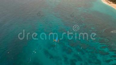 在<strong>蔚蓝</strong>的<strong>大海</strong>上航行。 菲律宾长滩岛。