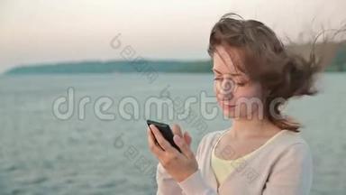 在游轮上用手机的女人
