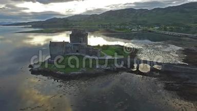 Dornie对历史悠久的Eilean Donan城堡的鸟瞰