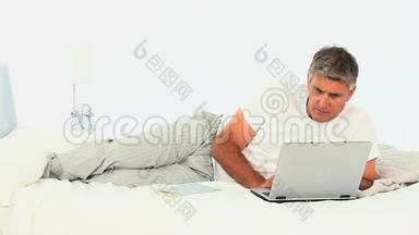 中年男人用笔记本电脑