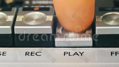音频盒式播放机上的按键播放控制按钮