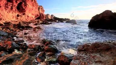 海浪和岩石海岸