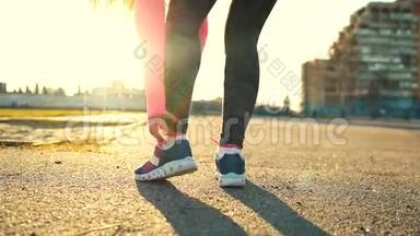 <strong>跑鞋</strong>-女人系鞋带，到户外跑步