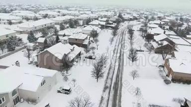 沿着郊区的街道飞过白雪覆盖的住宅和庭院