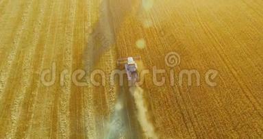 超<strong>高清</strong>4K鸟瞰图.. 联合收割机上的低空<strong>飞行</strong>在黄色的农村地区收割小麦。