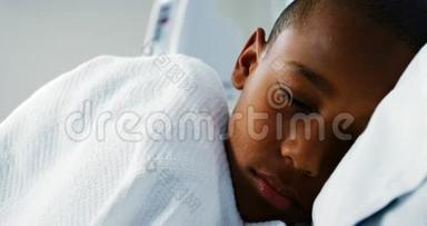 生病<strong>的</strong>男孩睡<strong>在医院的床上</strong>