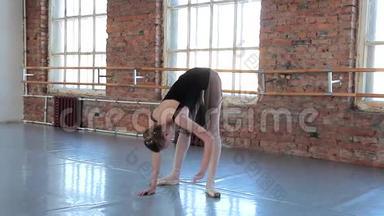 年轻的女芭蕾舞演员在芭蕾舞班锻炼