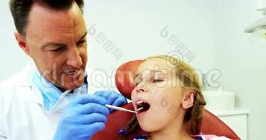 牙<strong>医用工具</strong>检查一名年轻病人