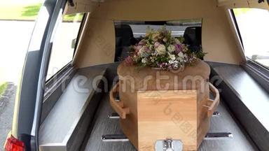 在葬礼或墓地埋葬前，在灵车上的一个彩色<strong>棺材</strong>