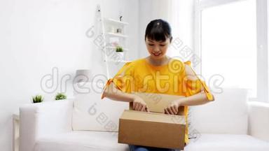 带包邮盒的快乐亚洲年轻女子