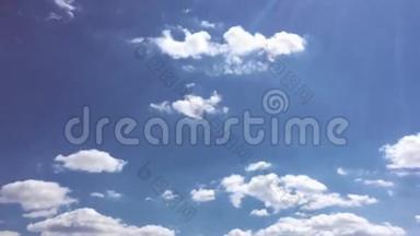 白云在蓝天上的烈日下<strong>消失</strong>了.. 延时运动云蓝天背景.. 蓝天。 云。