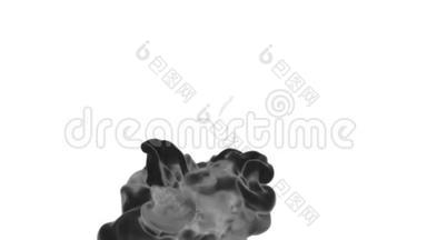 特写黑色墨水或烟雾与阿尔法面具水下移动缓慢的运动。 VFX过渡墨水云，背景