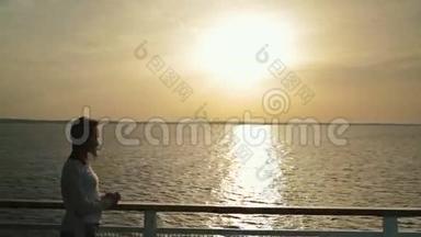 日出游船甲板上的女子剪影