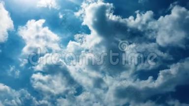 白云在蓝天上的烈日下<strong>消失</strong>了.. 延时运动云蓝天背景.. 蓝天。 云。