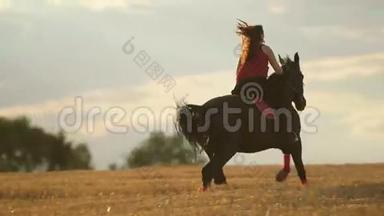 日落时骑马的女人