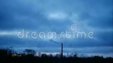 太阳升起时，天空和移动的云电厂管道与烟雾拉脱维亚4K