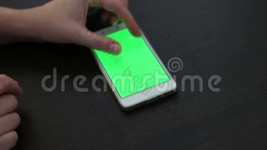 白色智能手机上的触摸屏
