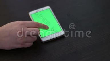 白色智能手机上的触摸屏