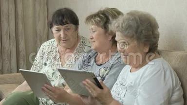 在<strong>家</strong>里拿着<strong>数码</strong>平板电脑的老年妇女