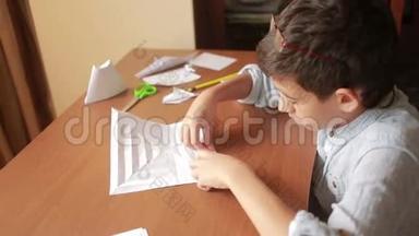 小男孩画纸艺术折纸。 业余爱好