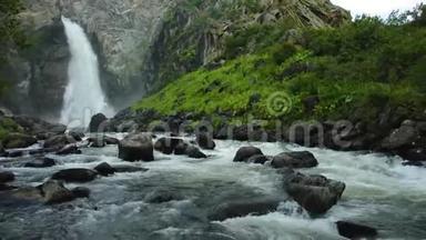 库尔库尔瀑布。 阿尔泰山