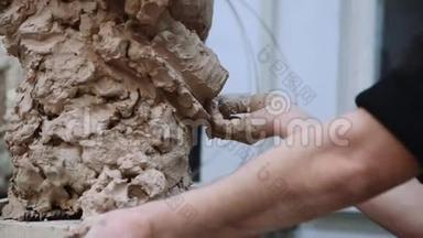雕塑家造型雕塑调整面细节头由粘土制成。