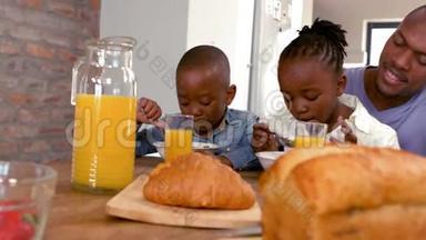 快乐的一家人早上一起吃早餐
